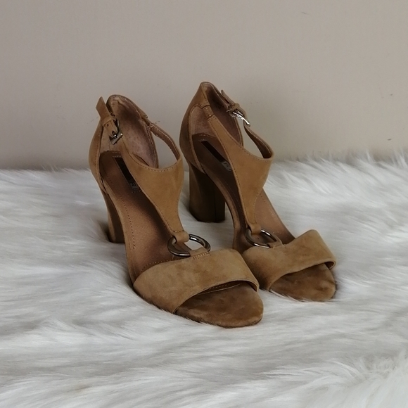 Tahari Shoes - Tahari tan t-strap heeled sandals